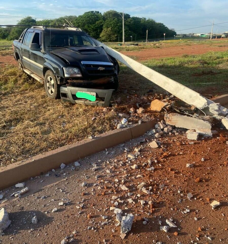 Imagem COLISAO POSTE 2